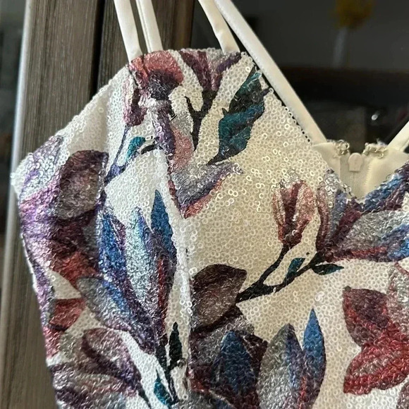 DEAR MOON SHORT SEQUENCE DRESS WITH A FLORAL PATTERN SIZE 3 & 13 - Picture 3 of 12